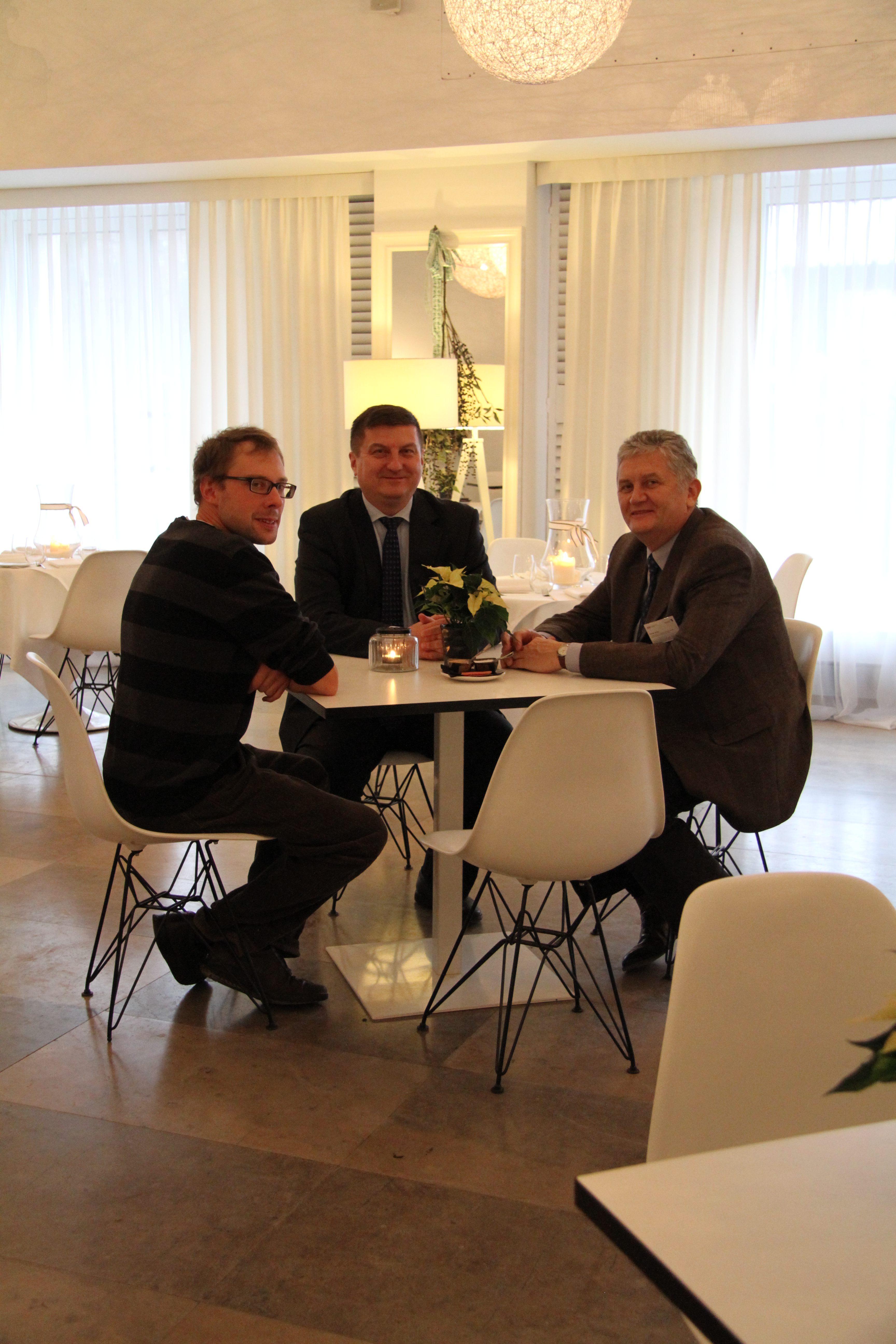 Bartosz Wojciechowski, Alfred Twardecki i Wiktor Zin'ko podczas przerwy w obradach