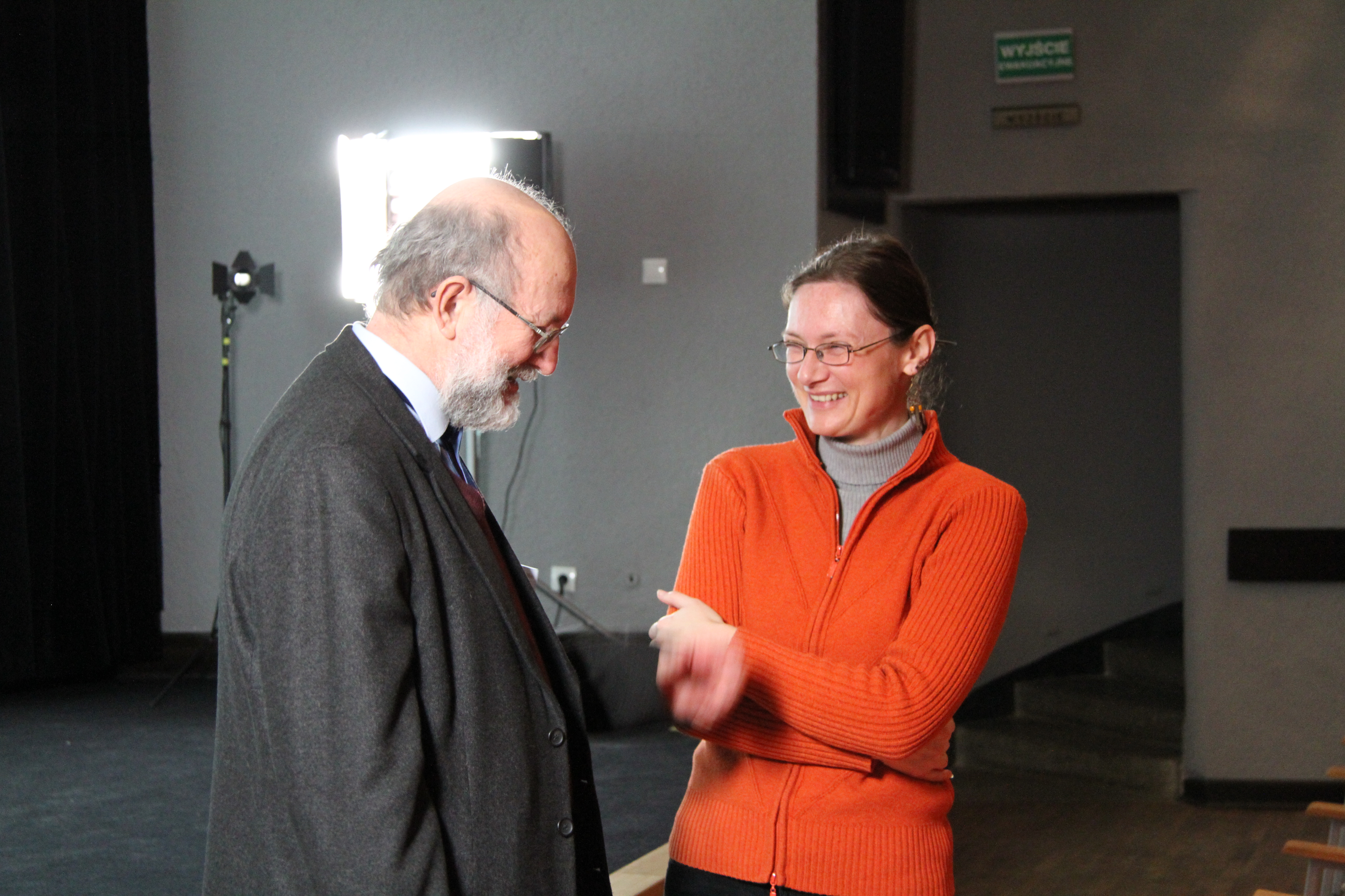 Dr Tomasz Scholl i dr Eliza Walczak dyskutują podczas przerwy