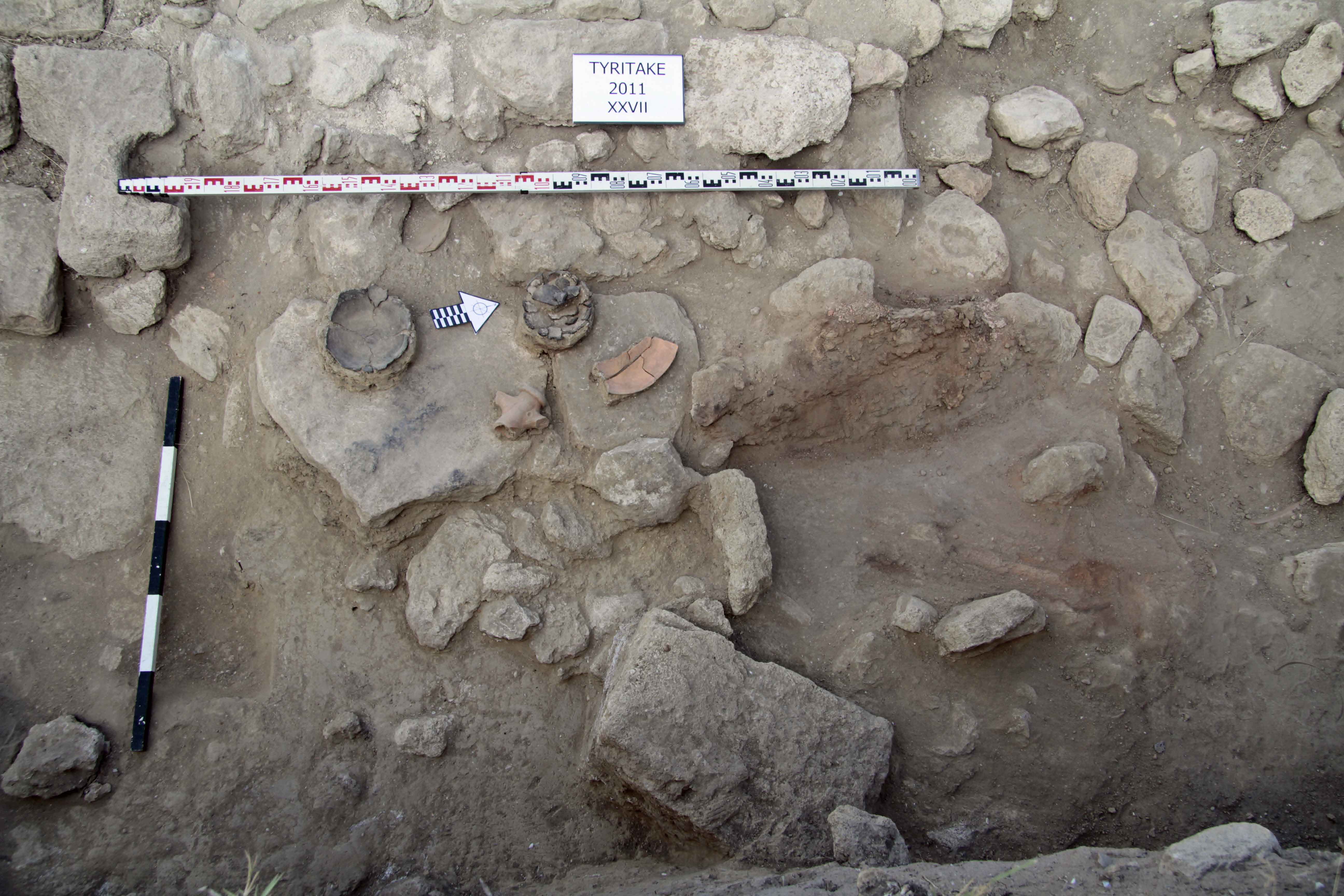 Stół z naczyniami w pełnej krasie Stół z naczyniami w pełnej krasie