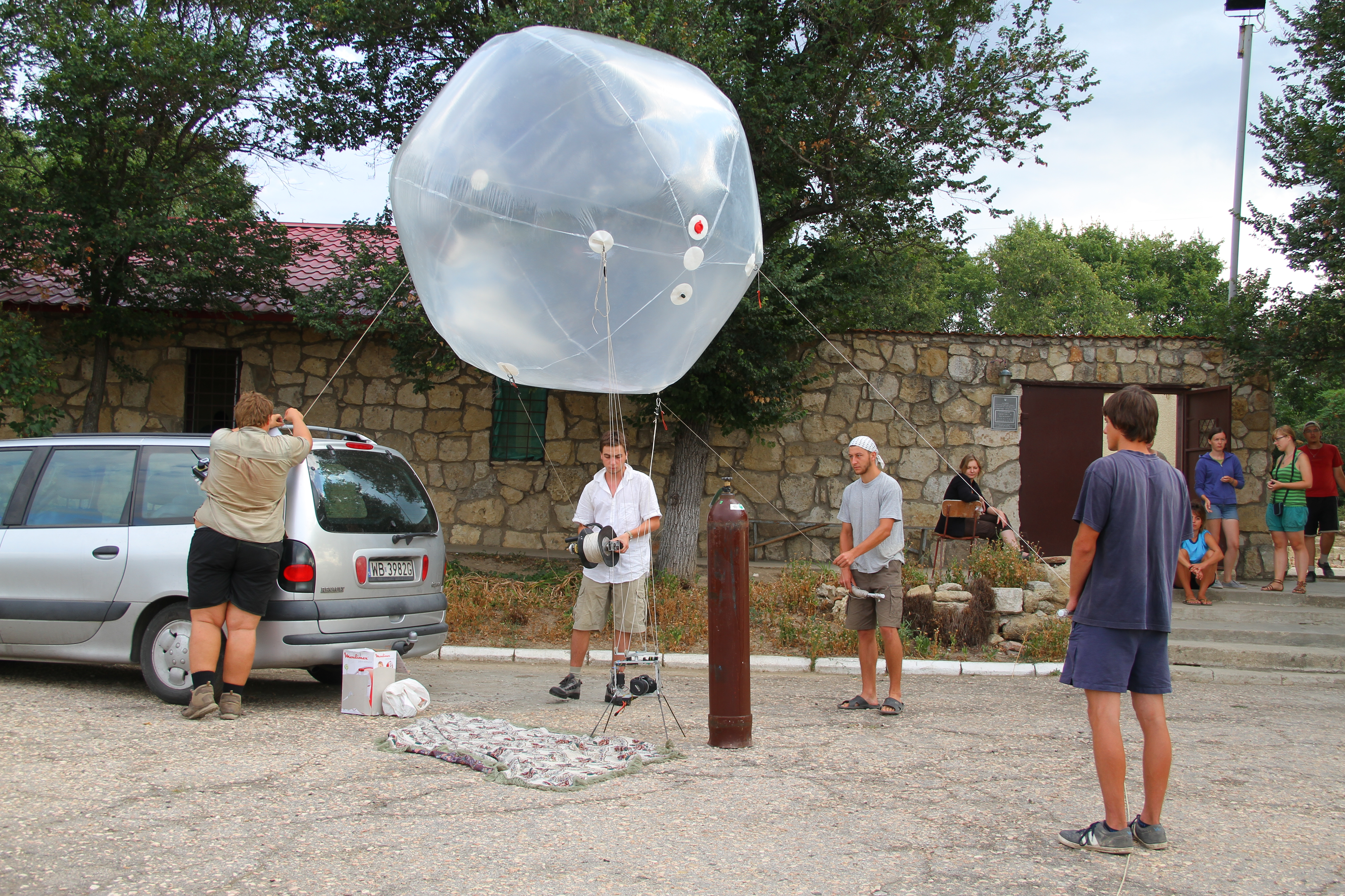 Przygotowanie balonu do zdjęć z powietrza Przygotowanie balonu do zdjęć z powietrza