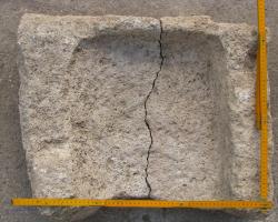 Poidło (?), żarna (?),Poidło (?), żarna (?), ołtarz (?) / trough (?), quern (?) 